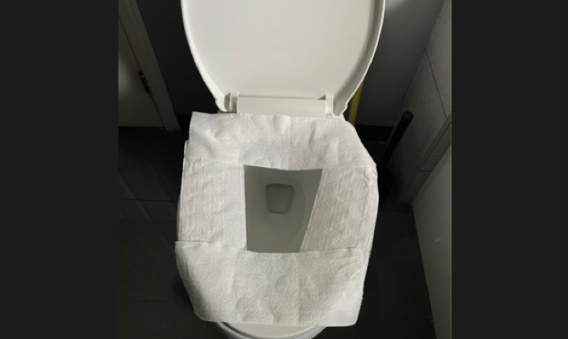 Pourquoi éviter de mettre du papier toilette sur la cuvette des toilettes