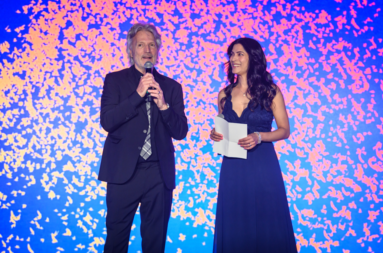 Claude Meunier et sa conjointe célèbre volent la vedette sur le tapis rouge 2 Claude Meunier et sa conjointe célèbre volent la vedette sur le tapis rouge Capture decran 2025 03 26 195511 Claude Meunier et sa conjointe célèbre volent la vedette sur le tapis rouge