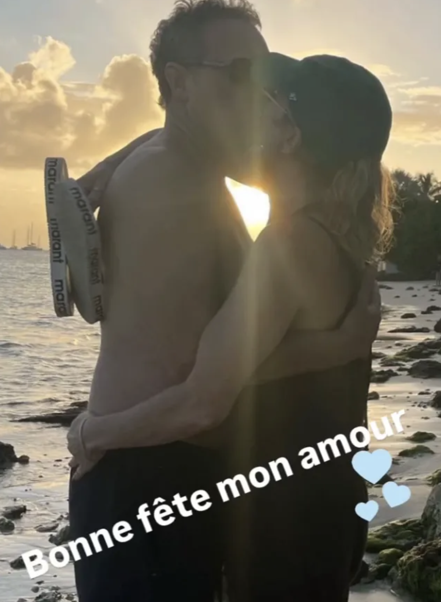Caroline Néron célèbre l’anniversaire de son conjoint avec de rares photos de couple 2 Caroline Néron célèbre l’anniversaire de son conjoint avec de rares photos de couple Capture decran le 2025 04 09 a 08.57.40 Caroline Néron célèbre l’anniversaire de son conjoint avec de rares photos de couple