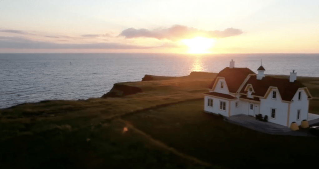Visitez en images la sublime maison de Julie Snyder aux Îles-de-la-Madeleine 4 Visitez en images la sublime maison de Julie Snyder aux Îles-de-la-Madeleine Capture decran 2025 05 03 102335 Visitez en images la sublime maison de Julie Snyder aux Îles-de-la-Madeleine