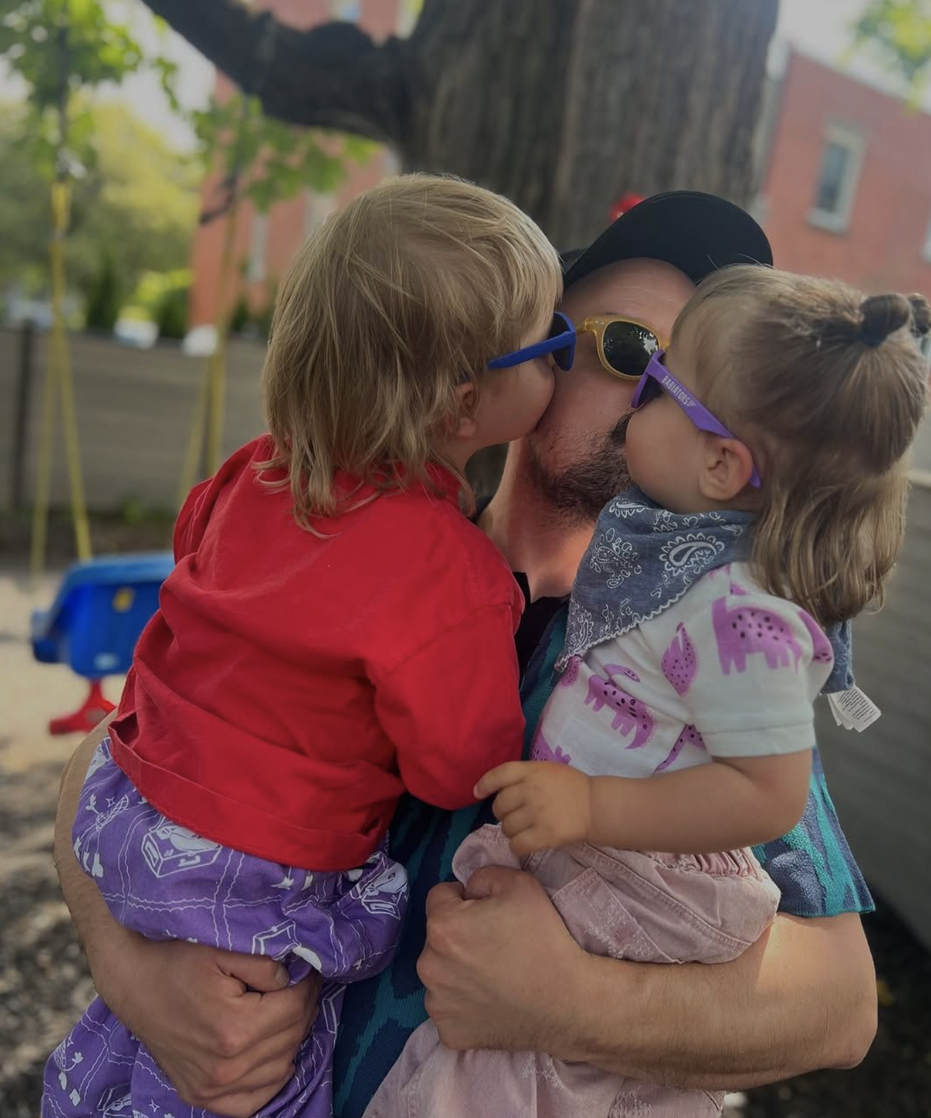Marc-André Grondin pose aux côtés de ses deux plus jeunes et on craque à coup sûr ! 2 Marc-André Grondin pose aux côtés de ses deux plus jeunes et on craque à coup sûr ! Capture decran le 2025 07 01 a 09.11.01 Marc-André Grondin pose aux côtés de ses deux plus jeunes et on craque à coup sûr !