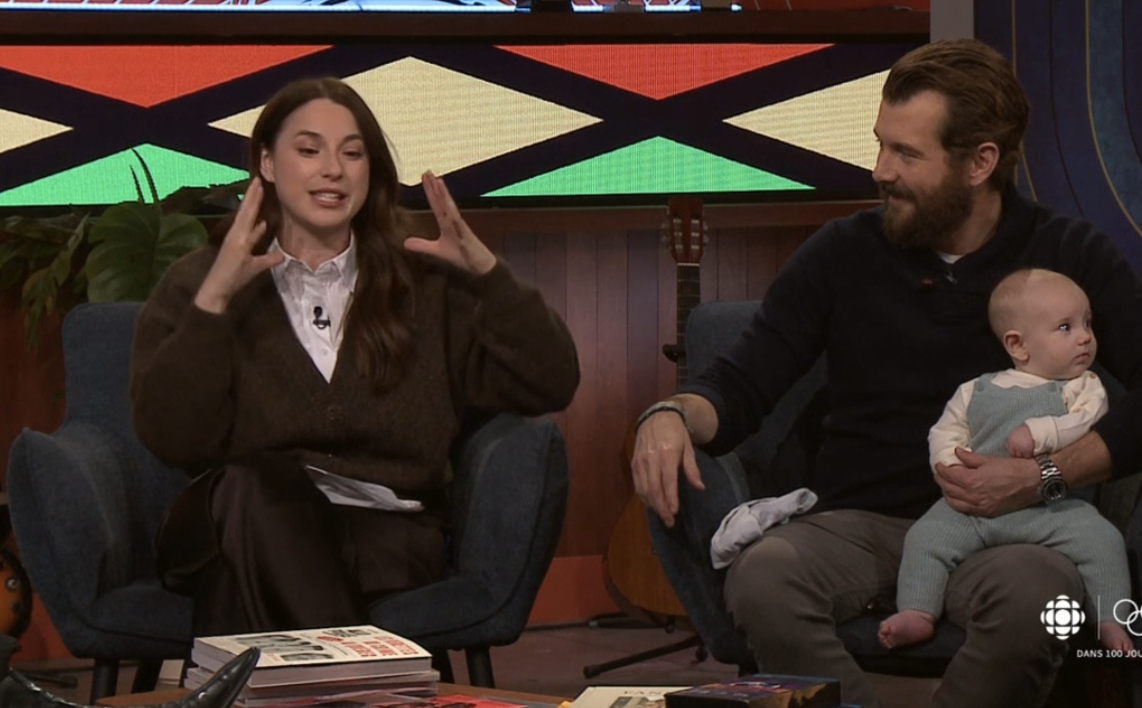 Capture decran le 2025 10 30 a 17.03.29 Mylène St-Sauveur et Ludovick Bourdages font fondre les téléspectateurs avec leur bébé sur le plateau