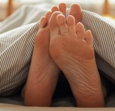 Pourquoi je sors mes pieds du lit la nuit. Je n’aurai jamais pensé que cela en était la raison 6 Pourquoi je sors mes pieds du lit la nuit. Je n’aurai jamais pensé que cela en était la raison Tribune tendance Pourquoi je sors mes pieds du lit Pourquoi je sors mes pieds du lit la nuit. Je n’aurai jamais pensé que cela en était la raison