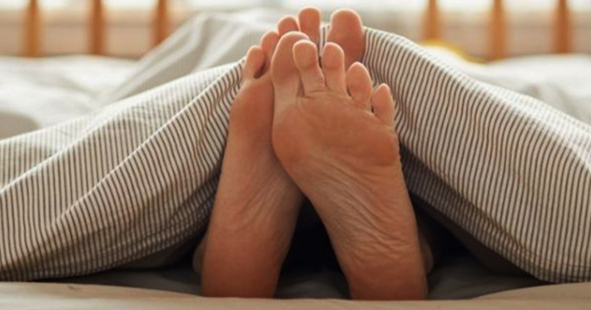 Pourquoi je sors mes pieds du lit la nuit. Je n’aurai jamais pensé que cela en était la raison 1 Pourquoi je sors mes pieds du lit la nuit. Je n’aurai jamais pensé que cela en était la raison Tribune tendance Pourquoi je sors mes pieds du lit Pourquoi je sors mes pieds du lit la nuit. Je n’aurai jamais pensé que cela en était la raison