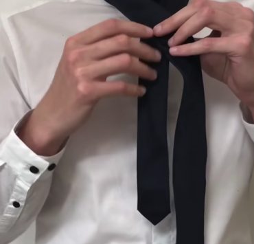 Comment faire un noeud de cravate rapidement ? Voici un TUTO facile à suivre, étape par étape 2 Comment faire un noeud de cravate rapidement ? Voici un TUTO facile à suivre, étape par étape comment faire un noeud de cravate Comment faire un noeud de cravate rapidement ? Voici un TUTO facile à suivre, étape par étape