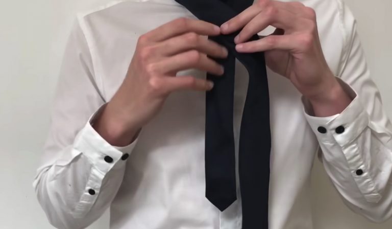 Comment faire un noeud de cravate rapidement ? Voici un TUTO facile à