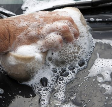 13 trucs inusités pour laver sa voiture : astuces étonnantes et écologiques 2 13 trucs inusités pour laver sa voiture : astuces étonnantes et écologiques comment laver la voiture avec des produits naturelles 13 trucs inusités pour laver sa voiture : astuces étonnantes et écologiques