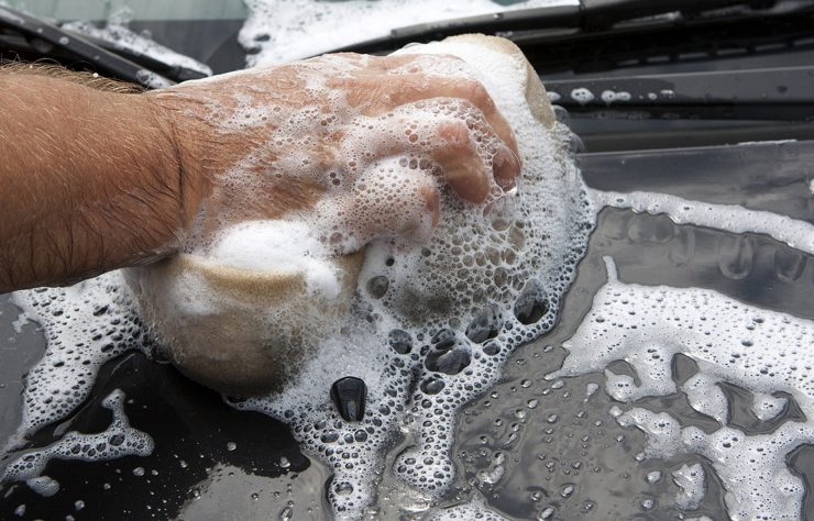 comment laver la voiture avec des produits naturelles 13 trucs inusités pour laver sa voiture : astuces étonnantes et écologiques