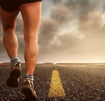 L'incroyable défi d'Elisha Nochomovitz : courir un marathon sur un balcon 2 L'incroyable défi d'Elisha Nochomovitz : courir un marathon sur un balcon course marathon insolite histoire vraie L'incroyable défi d'Elisha Nochomovitz : courir un marathon sur un balcon