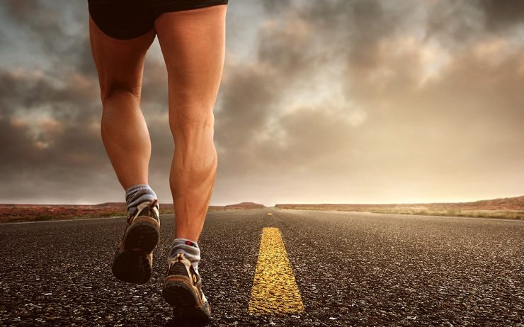 course marathon insolite histoire vraie L'incroyable défi d'Elisha Nochomovitz : courir un marathon sur un balcon