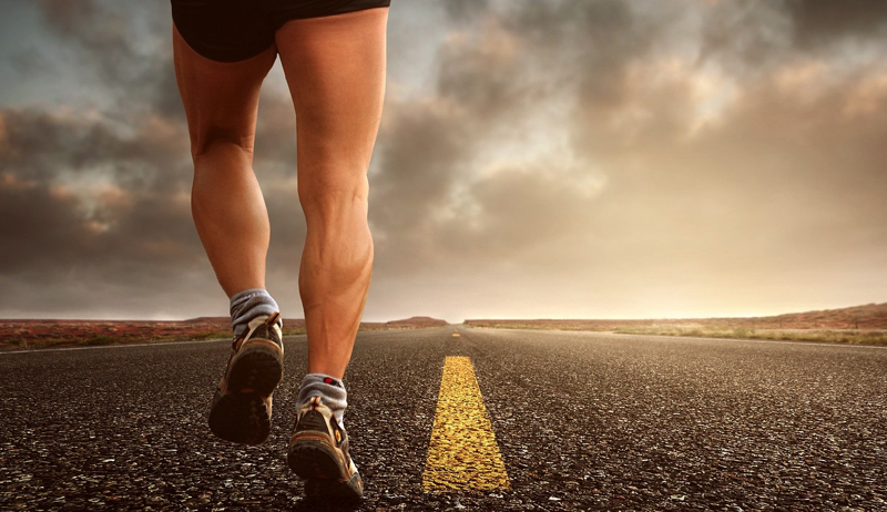 L'incroyable défi d'Elisha Nochomovitz : courir un marathon sur un balcon 1 L'incroyable défi d'Elisha Nochomovitz : courir un marathon sur un balcon course marathon insolite histoire vraie L'incroyable défi d'Elisha Nochomovitz : courir un marathon sur un balcon