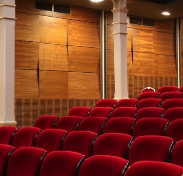 Un homme refuse de céder son siège au cinéma pour permettre à une mère de s'asseoir avec sa fille pendant le film Barbie : A-t-il tort ? 3 Un homme refuse de céder son siège au cinéma pour permettre à une mère de s'asseoir avec sa fille pendant le film Barbie : A-t-il tort ? salle de cinema Un homme refuse de céder son siège au cinéma pour permettre à une mère de s'asseoir avec sa fille pendant le film Barbie : A-t-il tort ?