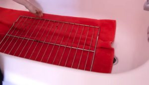 nettoyer grille du four astuce Comment nettoyer les grilles du four sans frotter ?