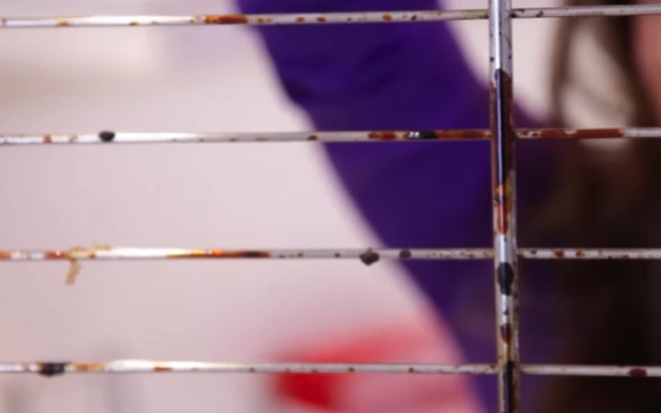 nettoyer grille four Comment nettoyer les grilles du four sans frotter ?