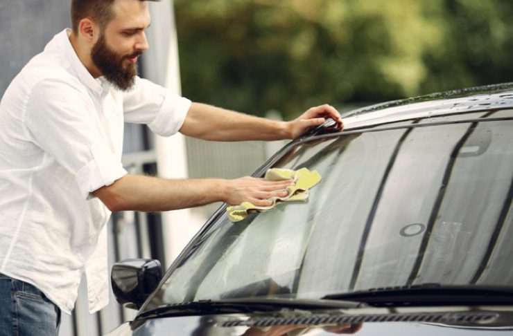 nettoyer pare brise Comment avoir un pare-brise toujours propre ? 9 astuces à connaître absolument
