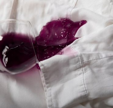 "Comment enlever une tache de vin rouge sur un vêtement : astuces infaillibles et techniques de grand-mère pour redonner vie à vos habits" 3 "Comment enlever une tache de vin rouge sur un vêtement : astuces infaillibles et techniques de grand-mère pour redonner vie à vos habits" vinrouge "Comment enlever une tache de vin rouge sur un vêtement : astuces infaillibles et techniques de grand-mère pour redonner vie à vos habits"