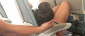 1 44 Pendant 45 minutes d’affilée, un père a mis sa main sous la tête de sa fille pour qu’elle dorme paisiblement dans l’avion
