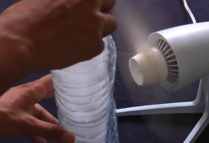 astuce bouteille chambre ventilateur Comment rafraîchir la chambre avec une bouteille d’eau ?