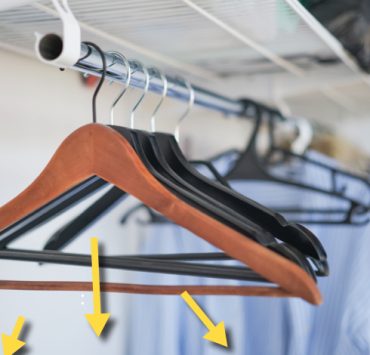 astuce pour susprendre vetement cintre Comment éviter que les vêtements ne tombent des cintres ?