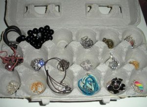 Quoi faire avec des boîtes d'oeufs vides ? 16 idées pour les réutiliser 5 Quoi faire avec des boîtes d'oeufs vides ? 16 idées pour les réutiliser boite oeuf bijou Quoi faire avec des boîtes d'oeufs vides ? 16 idées pour les réutiliser