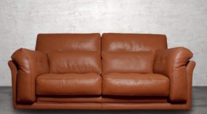 canape cuir propre brillant Quel produit utiliser pour nettoyer le canapé cuir ?