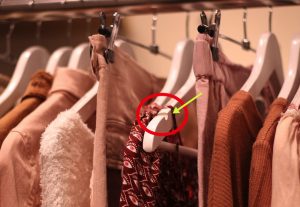 Comment éviter que les vêtements ne tombent des cintres ? 3 Comment éviter que les vêtements ne tombent des cintres ? cintre pour robe Comment éviter que les vêtements ne tombent des cintres ?