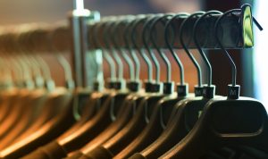 Comment éviter que les vêtements ne tombent des cintres ? 2 Comment éviter que les vêtements ne tombent des cintres ? cintre vetement Comment éviter que les vêtements ne tombent des cintres ?