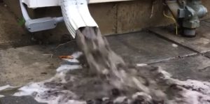 eau gouttiere rincer Comment nettoyer les gouttières d'une maison ?