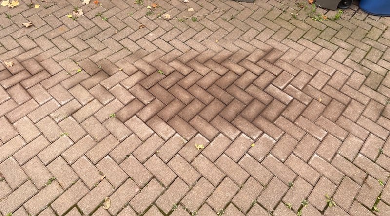 Comment enlever des taches d'huile à moteur dans l'entrée ? 1 Comment enlever des taches d'huile à moteur dans l'entrée ? enlever tache d huile entree Comment enlever des taches d'huile à moteur dans l'entrée ?