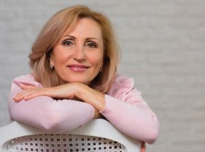 Quelle longueur de cheveux rajeunit ? ✂️👵 💇♀️ 5 Quelle longueur de cheveux rajeunit ? ✂️👵 💇♀️ femme 60 ans coiffure rajeunie Quelle longueur de cheveux rajeunit ? ✂️👵 💇♀️