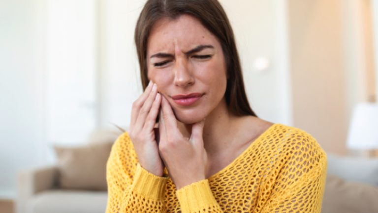 Comment calmer un mal de dent à la maison ? 6 remèdes naturels à connaître