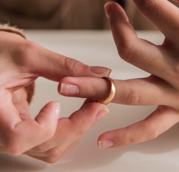 mesurer bague doigt Comment savoir sa taille de bague à la maison ?