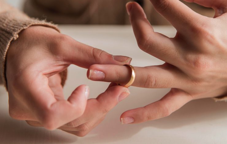 mesurer bague doigt Comment savoir sa taille de bague à la maison ?