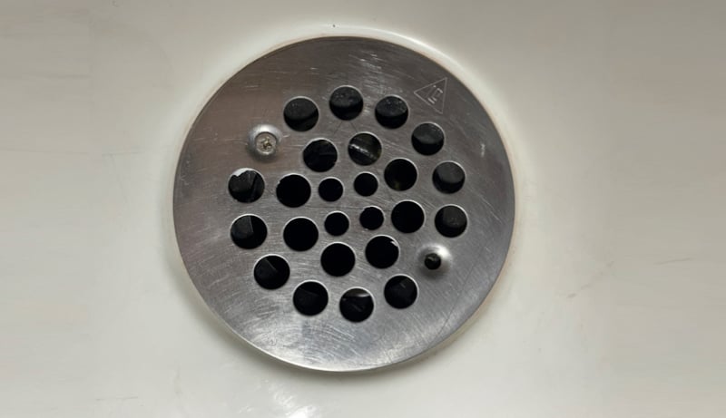 Comment déboucher le drain de la douche ? 1 Comment déboucher le drain de la douche ? nettoyer drain douche debloque Comment déboucher le drain de la douche ?