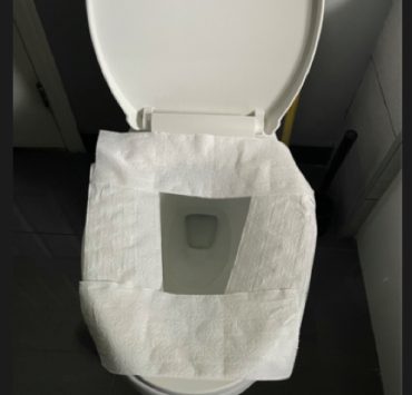 papier de toilette sur cuvette toilette Pourquoi éviter de mettre du papier toilette sur la cuvette des toilettes?