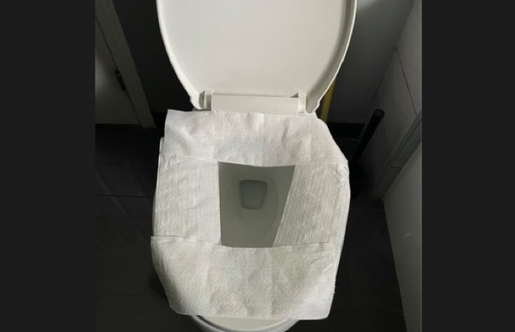 papier de toilette sur cuvette toilette Pourquoi éviter de mettre du papier toilette sur la cuvette des toilettes?