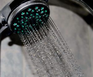 Comment nettoyer les trous du pommeau de douche ? 3 Comment nettoyer les trous du pommeau de douche ? pommeau douche propre Comment nettoyer les trous du pommeau de douche ?