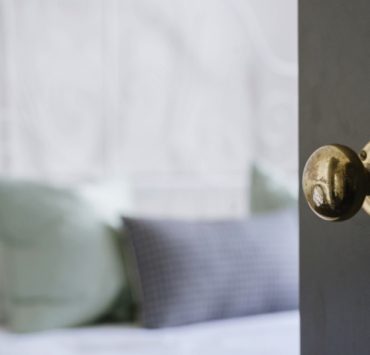 Comment sécuriser la porte de la chambre d’hôtel ? 2 Comment sécuriser la porte de la chambre d’hôtel ? porte chambre fotel securiser Comment sécuriser la porte de la chambre d’hôtel ?