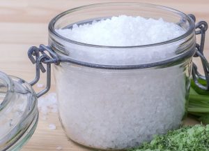 Pourquoi mes vêtements sentent le renfermé ? 4 Pourquoi mes vêtements sentent le renfermé ? sel bocal Pourquoi mes vêtements sentent le renfermé ?