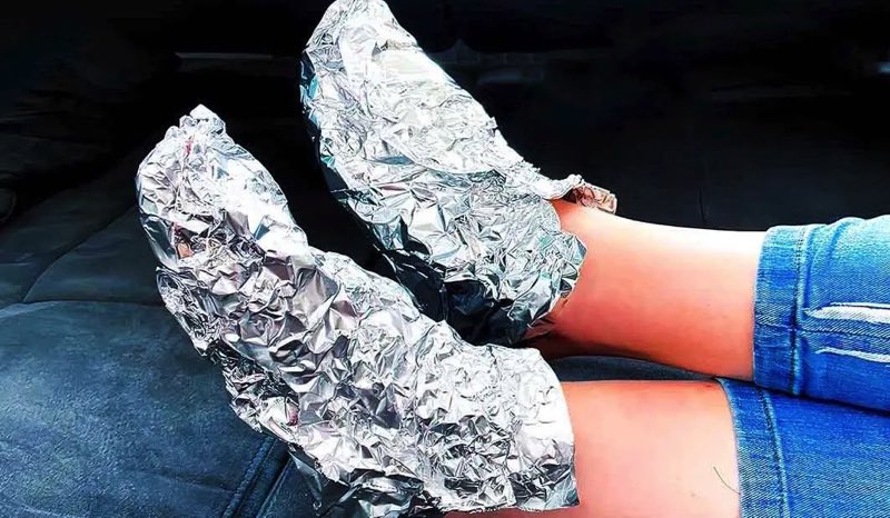 Pourquoi mettre ses pieds dans du papier alu en hiver ? 2 Pourquoi mettre ses pieds dans du papier alu en hiver ? 1 Pourquoi mettre ses pieds dans du papier alu en hiver ?
