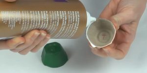 Voici comment fabriquer un lutin de Noël avec des cartons d'oeufs 7 Voici comment fabriquer un lutin de Noël avec des cartons d'oeufs 11 Voici comment fabriquer un lutin de Noël avec des cartons d'oeufs