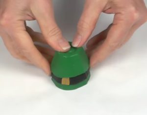 Voici comment fabriquer un lutin de Noël avec des cartons d'oeufs 9 Voici comment fabriquer un lutin de Noël avec des cartons d'oeufs 14 Voici comment fabriquer un lutin de Noël avec des cartons d'oeufs