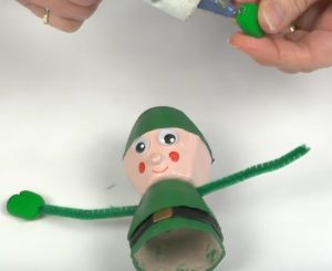 Voici comment fabriquer un lutin de Noël avec des cartons d'oeufs 10 Voici comment fabriquer un lutin de Noël avec des cartons d'oeufs 16 Voici comment fabriquer un lutin de Noël avec des cartons d'oeufs