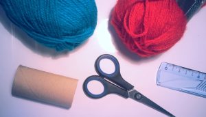 b Comment faire des mini bonnets de Noël avec de la laine et un rouleau de papier toilette ? Un bricolage facile !