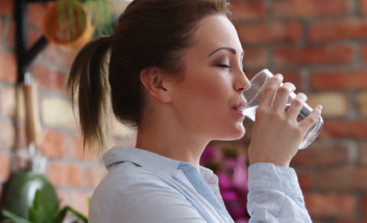 boire de l eau le matin Est-il dangereux de boire de l'eau rapidement le matin?
