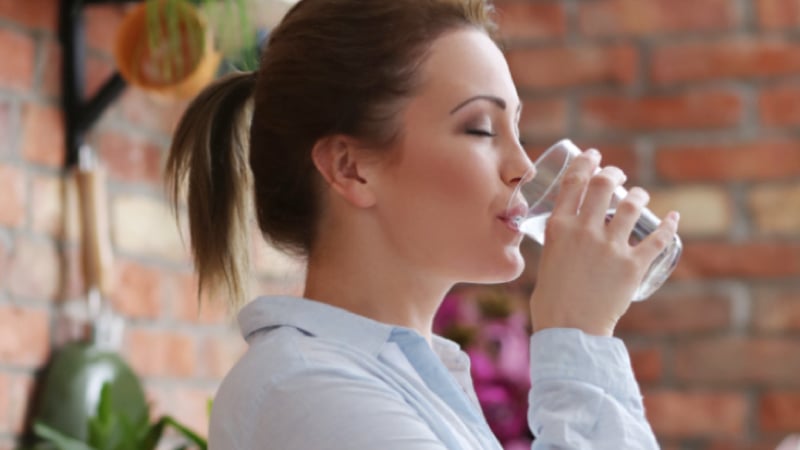 Est-il dangereux de boire de l'eau rapidement le matin? 1 Est-il dangereux de boire de l'eau rapidement le matin? boire de l eau le matin Est-il dangereux de boire de l'eau rapidement le matin?