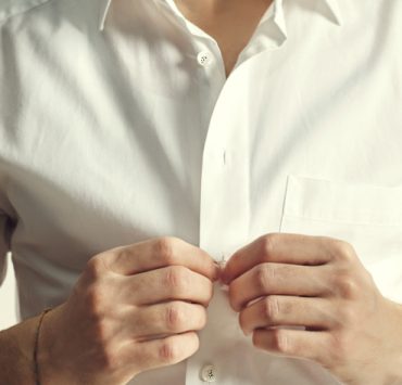 Pourquoi il y a toujours des boutons en bas des chemises ? 2 Pourquoi il y a toujours des boutons en bas des chemises ? bouton bas de chemise Pourquoi il y a toujours des boutons en bas des chemises ?