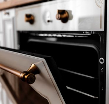 bouton porte du four À quoi sert ce bouton secret sur la porte du four ?