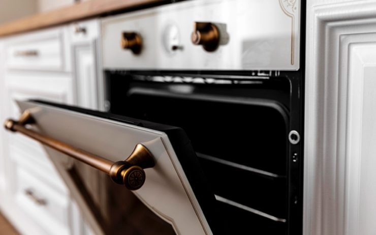 bouton porte du four À quoi sert ce bouton secret sur la porte du four ?