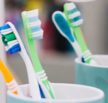 Pourquoi les brosses à dents ont-elles des poils de couleurs différentes ? Un secret révélé 2 Pourquoi les brosses à dents ont-elles des poils de couleurs différentes ? Un secret révélé brosse a dents poils differenetes couleurs Pourquoi les brosses à dents ont-elles des poils de couleurs différentes ? Un secret révélé